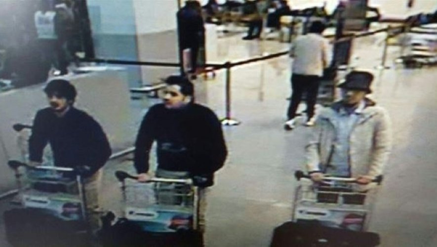 Photo fournie le 22 mars 2016 par la police fédérale belge à la demande du procureur fédéral montre une image prise par les caméras de sécurité montrant des suspects de l'attentat à l'aéroport de Bruxelles à Zaventem