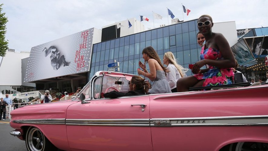 Des jeunes filles dans une Chevrolet, sur la croisette à Cannes, le 15 mai 2013