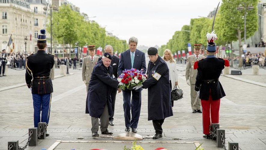 Le secrétaire d'Etat américain John Kerry (c) dépose une gerbe sur la tombe du Soldat inconnu le 8 mai 2015 à Paris