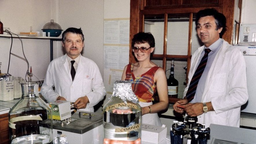 Les professeurs Jean-Claude Chermann (D), Françoise Barre-Sinoussi et Luc Montagnier, posent le 25 avril 1984 dans leur laboratoire