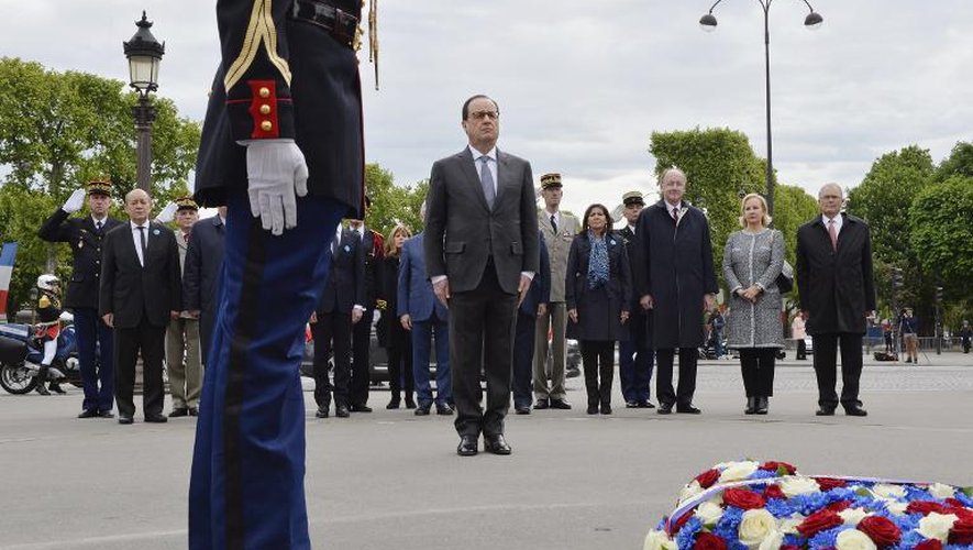 Le président français François Hollande devant la statue du Général de Gaulle à Paris le 8 mai 2015