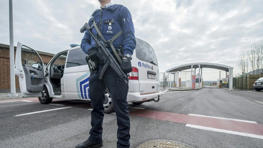 Un policier garde l'entrée de l'aéroport de Bruxelles à Zaventem, le 22 mars 2016