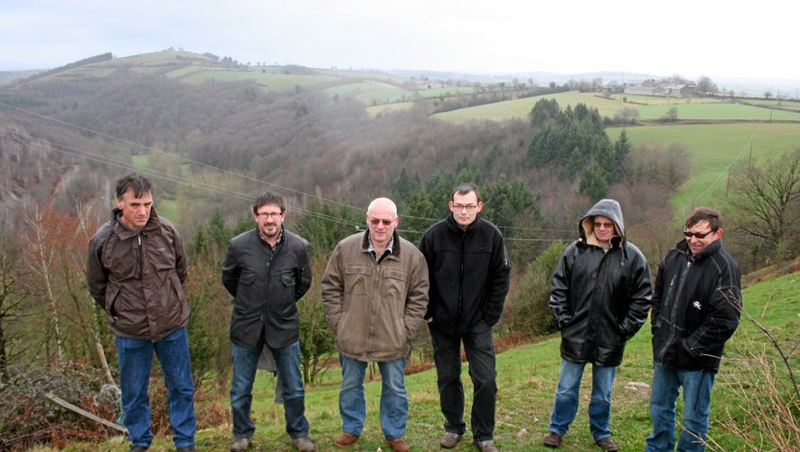 Sur son exploitation, à Rullac, Jean-Luc. Albinet (au centre) a pu entre autres exposer toute la problématique liée à l’interdiction de la fertilisation des terrains en pente.