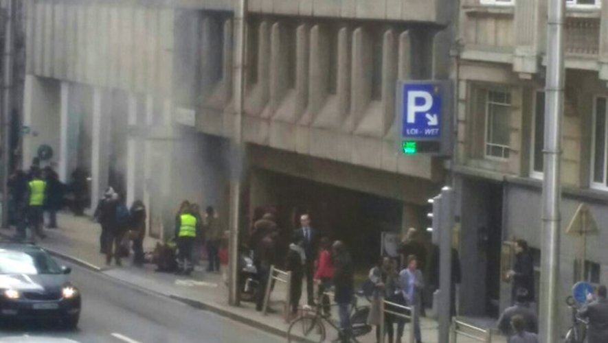 De la fumée s'échappe de la station maelbeek à Bruxelles après une explosion le 22 mars 2016