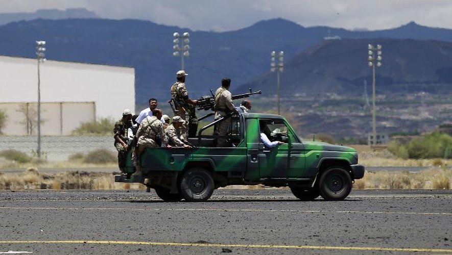 Des rebelles chiites houthis inspectent les dommages occasionnés par les frappes aériennes de la coalition arabe dirigée par l'Arabie saoudite à l'aéroport international de Sanaa qu'ils contrôlent, le 5 mai 2015