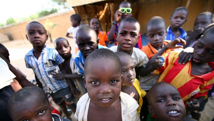 Quelques-uns de 103 enfants dans l'est du Tchad que l'association l'Arche de Zoé voulaient faire adopter en France, le 14 novembre 2007