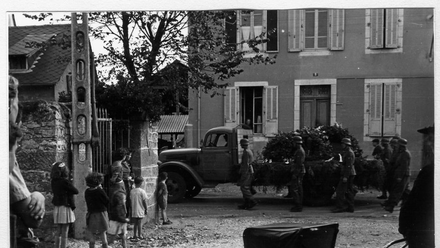 20 septembre 1943. Les Allemands enterrent l’un des leurs. La révolte des « Croates », quelques jours plus tôt, à Villefranche-de-Rouergue a aussi fait des victimes parmi l’occupant. Ce jour-là,  quelque 500 Yougoslaves, enrôlés dans les unités SS de l’armée allemande et envoyés à Villefranche pour des manœuvres d’entraînement, décident de rejoindre
le maquis. Ils organisent une révolte et se débarrassent de leurs commandants allemands. Mais la révolte est contenue par les troupes allemandes, qui massacrent les révoltés.