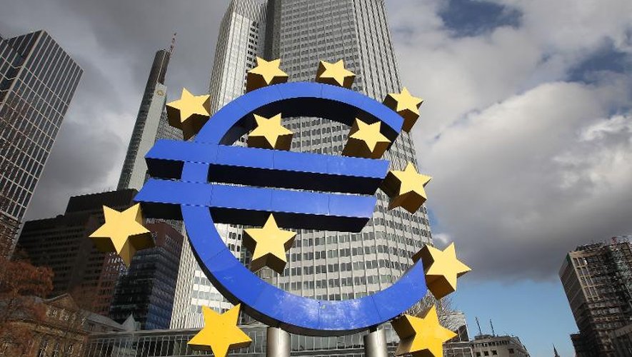 Le symbole de l'euro devant la Banque centrale européenne, à Francfort le 6 février 2014
