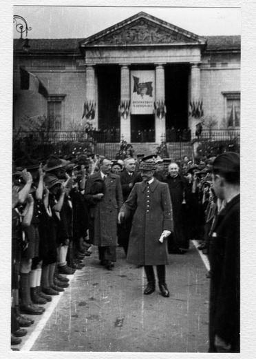 26 avril 1941.Des centaines de personnes se sont réunies devant l’actuel tribunal pour acclamer le général Laure, secrétaire du maréchal Pétain. Il est entouré par le maire de Rodez de l’époque, Raymond Bonnefous,
et l’évêque Chaillol, favorable au régime
de Vichy.