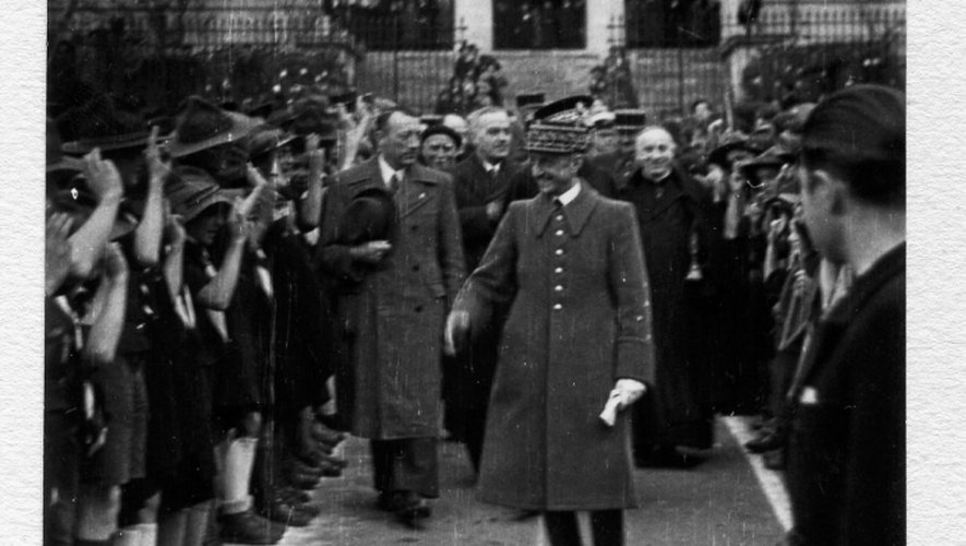 26 avril 1941.Des centaines de personnes se sont réunies devant l’actuel tribunal pour acclamer le général Laure, secrétaire du maréchal Pétain. Il est entouré par le maire de Rodez de l’époque, Raymond Bonnefous,
et l’évêque Chaillol, favorable au régime
de Vichy.
