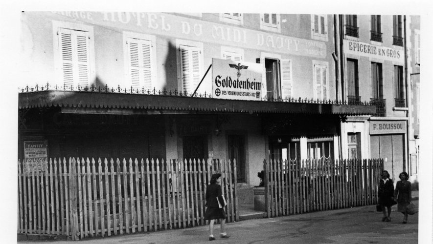 18 août 1944. À la libération de Rodez, Louis Balsan immortalise les traces du passage des troupes allemandes. Ici, la Kommandantur installée à l’hôtel Dauty, rue Béteille.