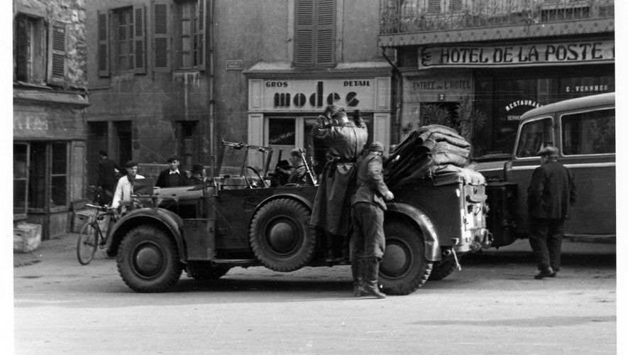 14 novembre 1942. Cette photo de Louis Balsan est datée du 14 novembre, mais les troupes allemandes arrivent  à Rodez le 11 novembre. On y voit une voiture d’officiers allemands qui  stationne en haut de la rue Béteille. Les soldats franchissent la ligne de démarcation ce même jour. Environ 1 500 militaires arrivent à Rodez et 800 à Millau. L’état-major de liaison s’installe à l’hôtel Biney, rue Gambetta.