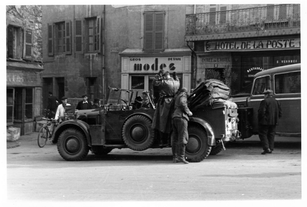 14 novembre 1942. Cette photo de Louis Balsan est datée du 14 novembre, mais les troupes allemandes arrivent à Rodez le 11 novembre. On y voit une voiture d’officiers allemands qui stationne en haut de la rue Béteille. Les soldats franchissent la ligne de démarcation ce même jour. Environ 1 500 militaires arrivent à Rodez et 800 à Millau. L’état-major de liaison s’installe à l’hôtel Biney, rue Gambetta.