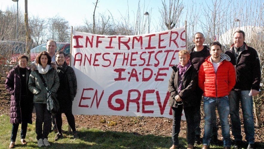 Ils étaient seize infirmiers anesthésistes hier, sur le parking de l’hôpital de Rodez, soit 100% des effectifs à faire grève pour défendre leur profession qu’ils jugent en danger.