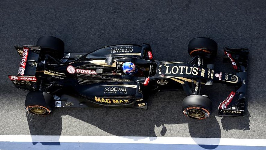 La monoplace Lotus pilotée par le Français Romain Grosjean sur le circuit de Montmelo pour les essais du GP d'Espagne, le 8 mai 2015