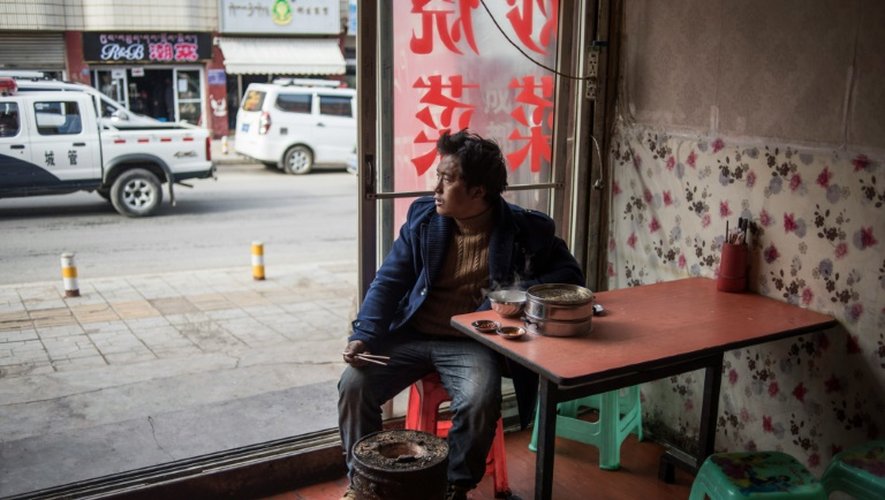 Un homme dans un restaurant de Dawu dans la préfecture autonome tibétaine de la province du Sichuan en Chine, le 7 décembre 2015