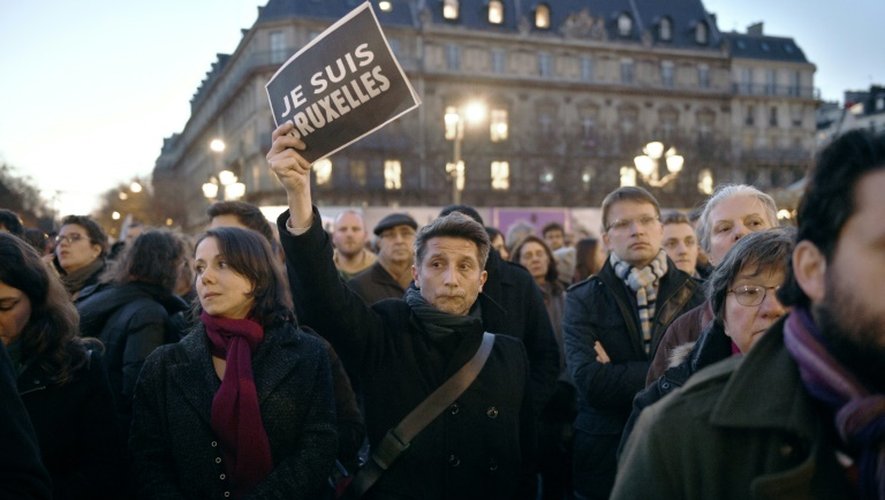 Un homme brandit une pancarte "Je suis Bruxelles", lors d'un rassemblement devant la mairie de Paris, le 22 mars 2016