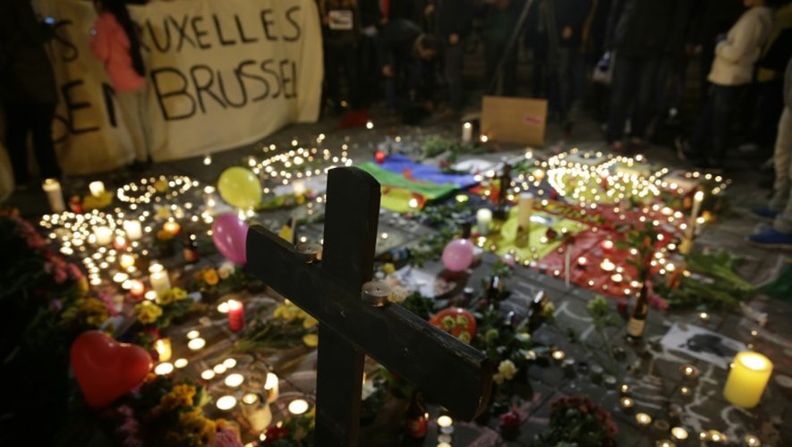 La place de la Bourse à Bruxelles est devenue un lieu de recueillement après les attentats