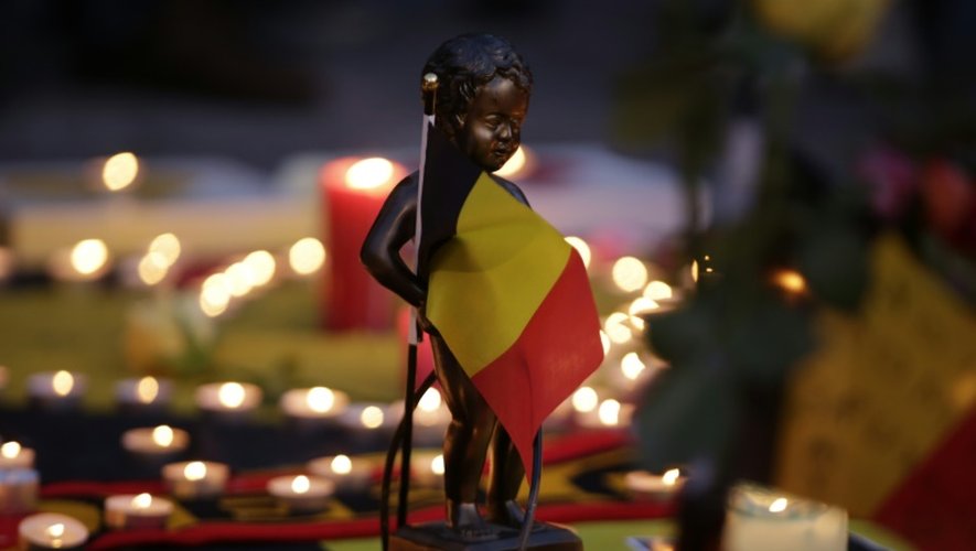 Une sculpture miniature de l'emblème de Bruxelles, le Manneken Pis, sur le lieu de recueillement qu'est devenue après les attentats la place de la Bourse à Bruxelles, le 22 mars 2016