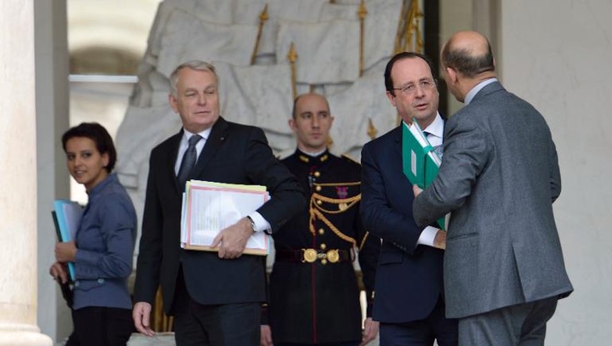 Najat Vallaud-Belkacem, Jean-Marc Ayrault et François Hollande à l'issue du Conseil des ministres le 14 février 2014 à l'Elysée à Paris