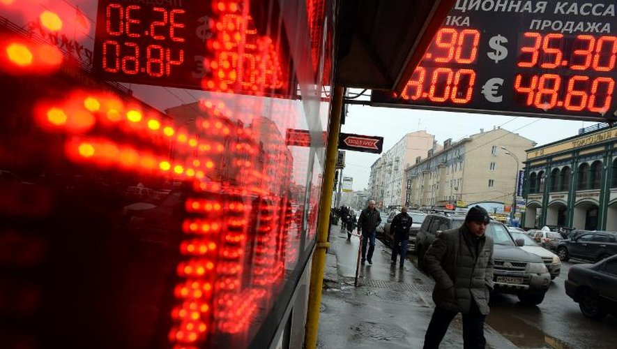Un bureau de change à Moscou le 14 février 2014, alors que la banque centrale russe se dit prête à relever ses taux, si la chute du rouble entrainait une poussée des prix