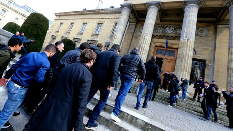 Les supporteurs de Bastia à leur arrivée au tribunal de Reims pour le procès de 7 d'entre eux pour violences, le 22 mars 2016
