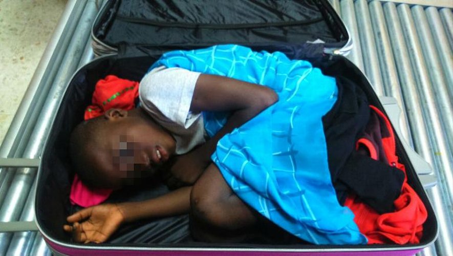 Photographie fournie le 8 mai 2015 par la Guardia civile espagnole de l'enfant ivoirien découvert là veille dans une valise dans laquelle il essayait de s'introduire dans l'enclave espagnol de Ceuta, en Afrique du nord
