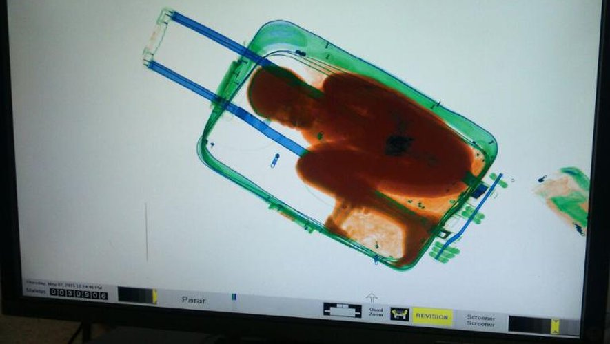 L'enfant ivoirien a été détecté dans la valise au moment du passage aux rayons-X dans l'enclave espagnol de Ceuta, en Afrique du nord, comme le montre cette image diffusée le 8 mai 2015 par la Guardia Civil