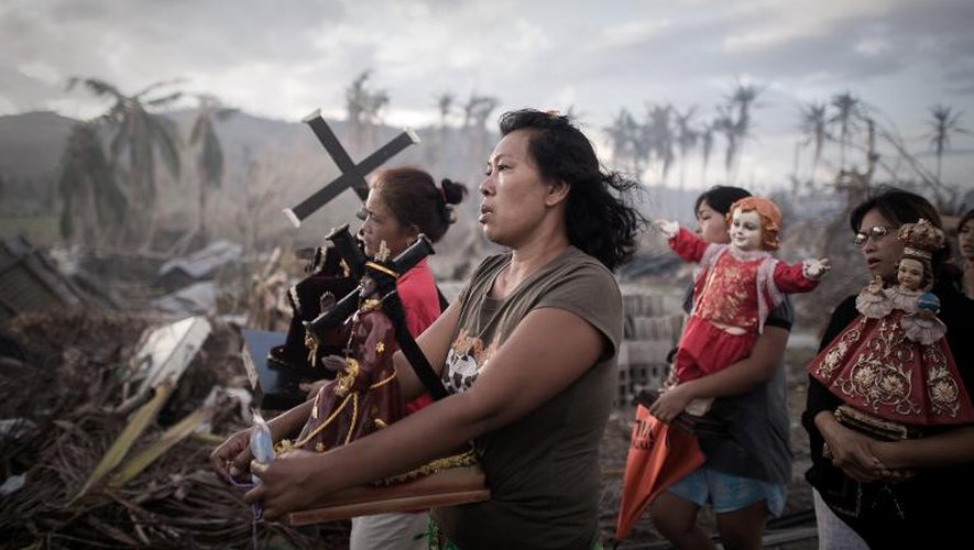 Photo prise le 18 novembre 2013 par le photographe de l'AFP Philippe Lopez, d'une procession religieuse de femmes après le passage du typhon Haiyan, aux Philippines, récompensée par le World Press dans la catégorie "Actualités chaudes"