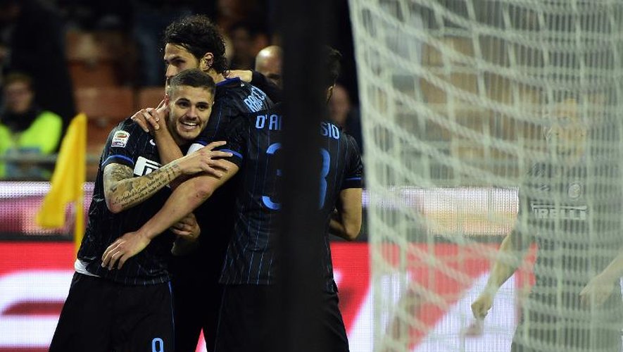 Les joueurs de l'Inter Milan se congratulent après le but marqué par Mauro Icardi contre l'AS Rome, le 25 avril 2015 à San Siro