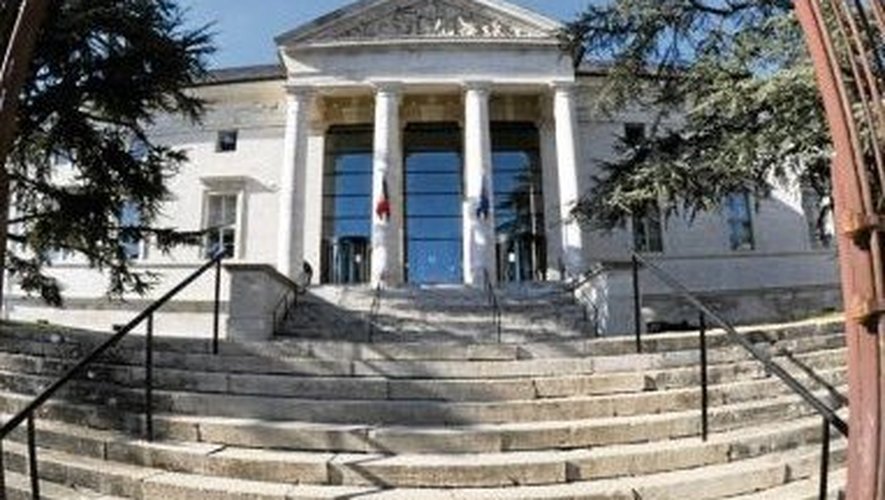 Cinq personnes ont été entendues mercredi par le tribunal correctionnel de Rodez pour des faits de proxénétismes aggravés.