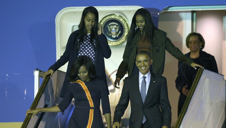 Barack Obama, son épouse Michelle (g) et leurs filles Sasha et Malia (derrière eux) à l'aéroport international Ministro-Pistarini à Ezeiza, près de Buenos Aires, le 23 mars 2016