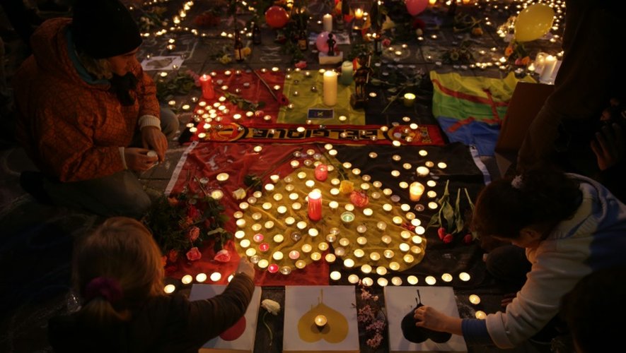 Bougies allumées en hommage aux victimes des attentats terroristes le 22 mars 2016 place de la Bourse à Bruxelles