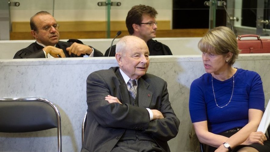 Jacques Servier (centre), le 14 mai 2012 au tribunal de Nanterre