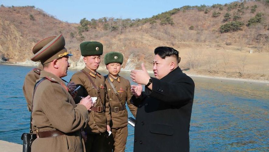 Photo non datée publiée par l'agence officielle nord-coréenne KCNA le 12 mars 2015 montrant le dirigeant nord-coréen Kim Jong-Un (d) en inspection dans la province de Kangwon