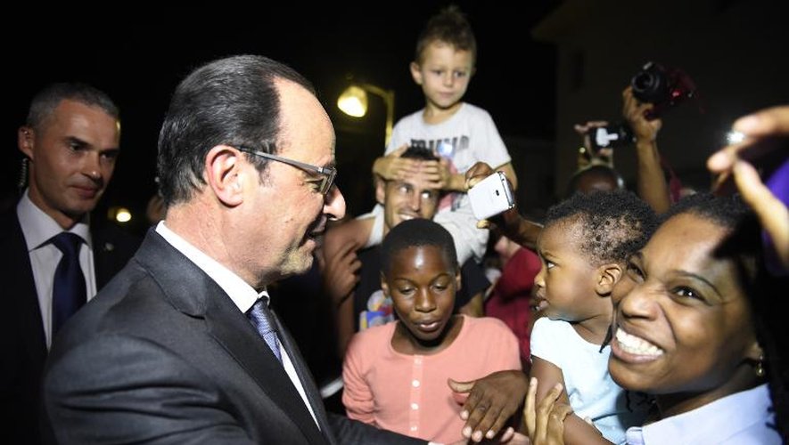 Le président français François Hollande prend un bain de foule à Saint-Martin, le 8 mai 2015