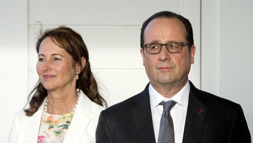 Le président français François Hollande (d) et la ministre de l'Ecologie, du Développement durable et de l'Energie Ségolène Royal à Saint-Barthélémy, le 8 mai 2015