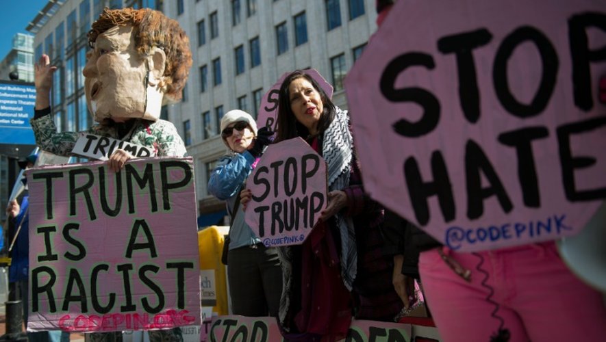 Des opposants à Donald Trump manifestent le 21 mars 2016 à Washington