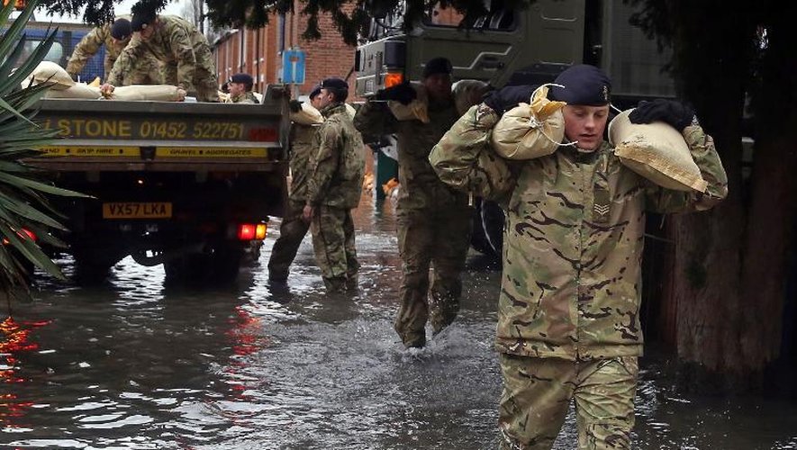Des militaires distribuent des sacs de sable contre les inondations à Gloucester, le 14 février 2014, en Angleterre