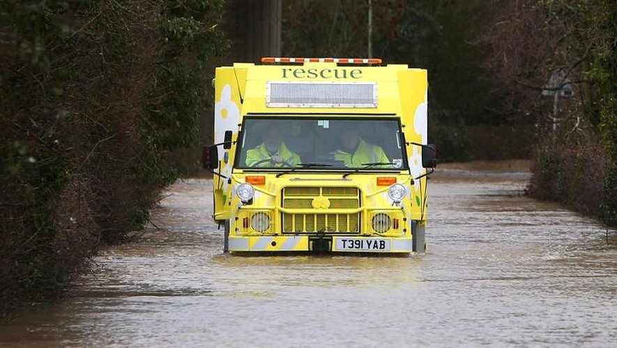Un véhicule de secours dans la ville inondée de Gloucester, le 14 février 2014 en Angleterre