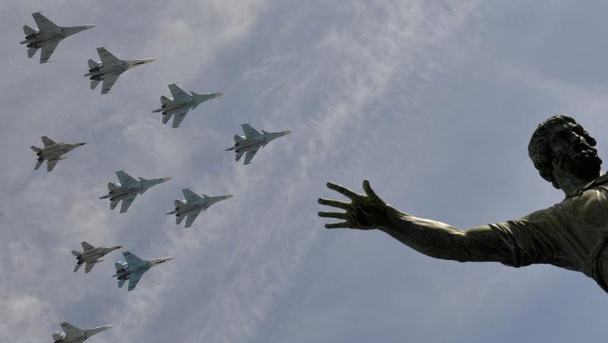 Des bombardiers russes Su-34 et des avions de chasse Su-27 et MIG 29 paradent au-dessus de la place Rouge à Moscou le 9 mai 2015