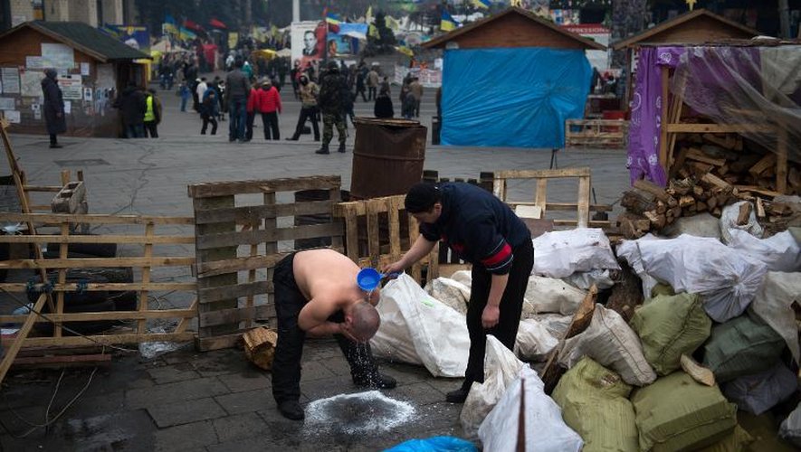 Des manifestants se lavent sur la place de l'Indépendance à Kiev, le 14 février 2014