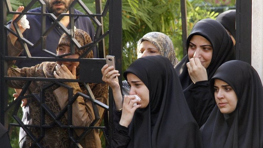 Des femmes libanaises pleurent la mort de membres du Hezbollah, à Beyrouth, le 20 mai 2013