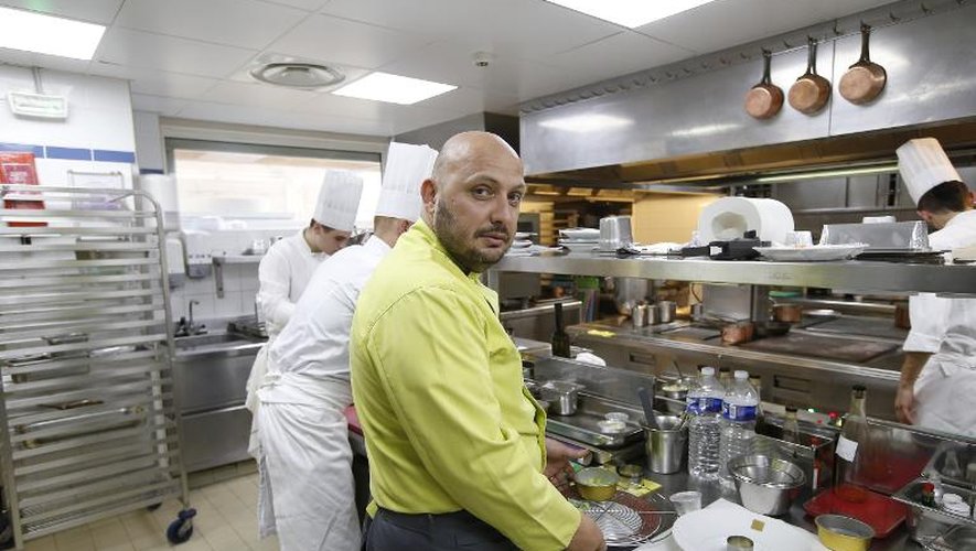 Christian Sinicropi, chef du restaurant "La palme d'or" le 6 mai 2015 dans les cuisines de son restaurant à Cannes