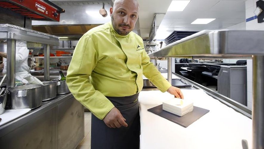 Christian Sinicropi, chef du restaurant cannois "La palme d'or" pose dans sa cuisine le 6 mai 2015
