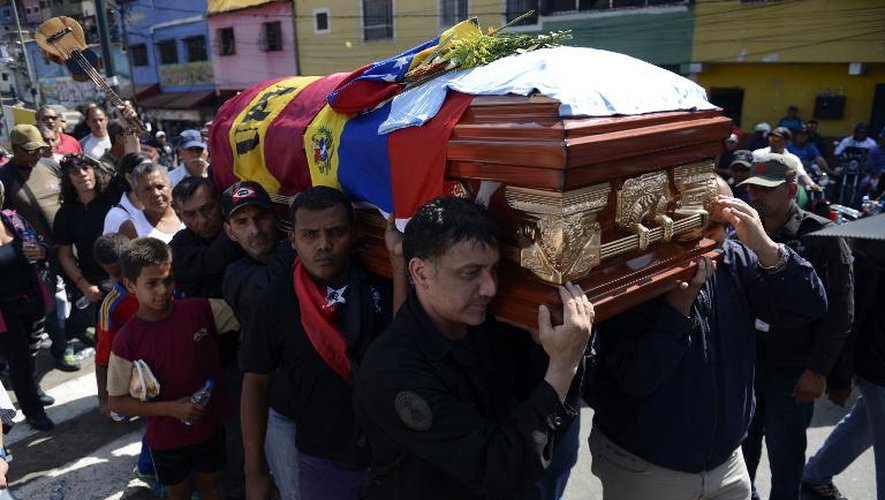 Des proches et des partisans du gouvernement portent le cercueil de Juan Montoya, tué à Caracas, le 13 février 2014