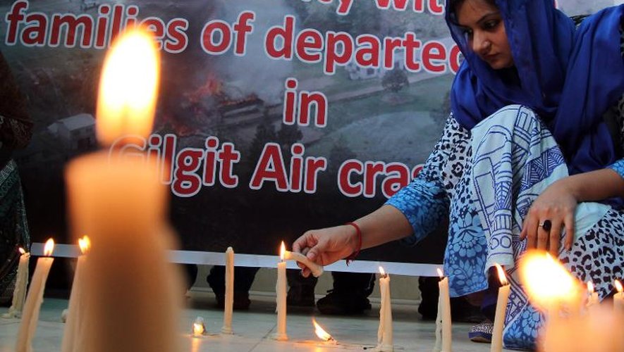 Des habitants de Multan, au Pakistan, allument le 8 mai 2015 des bougies en mémoire des victimes du crash de l'hélicoptère militaire ayant fait sept morts dans l'Himalaya