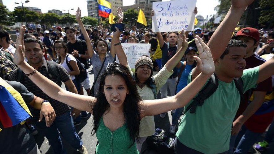 Des étudiants manifestent contre le gouvernement de Nicolas Maduro à Caracas le 13 février 2014