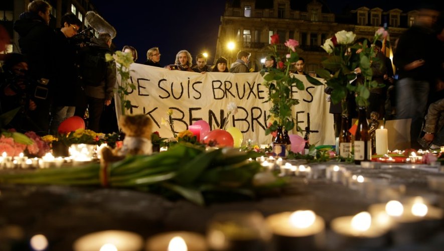 Fleurs et bougies en hommage aux victimes des attentats, le 22 mars 2016 place de la Bourse à Bruxelles