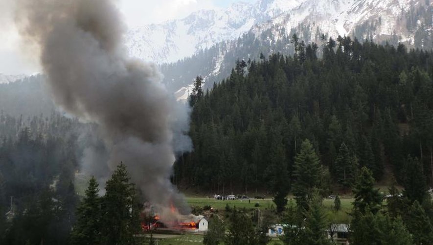 Des flammes et de la fumée s'échappent du lieu où s'est écrasé un hélicoptère militaire, faisant sept morts à Gilgit, dans l'Himalaya pakistanais, le 8 mai 2015